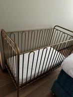 Goud metalen baby ledikant, Ophalen, Zo goed als nieuw, Minder dan 140 cm, Matras