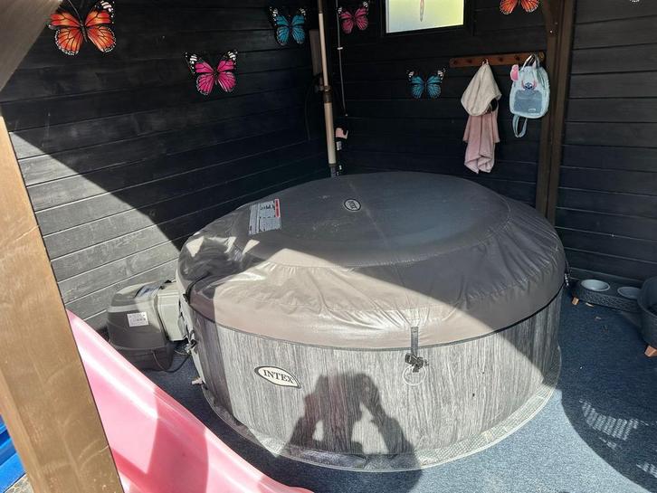 Intex Jacuzzi met Pomp en Filter, Tuin en Terras, Bubbelbaden en Hottubs, Gebruikt, Opblaasbaar, Afdekzeil, Ophalen