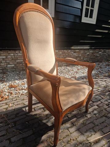 Mooie klassieke nieuw gestoffeerde fauteuil  beschikbaar voor biedingen