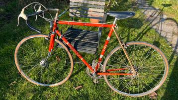 Rode racefiets Peugeot beschikbaar voor biedingen