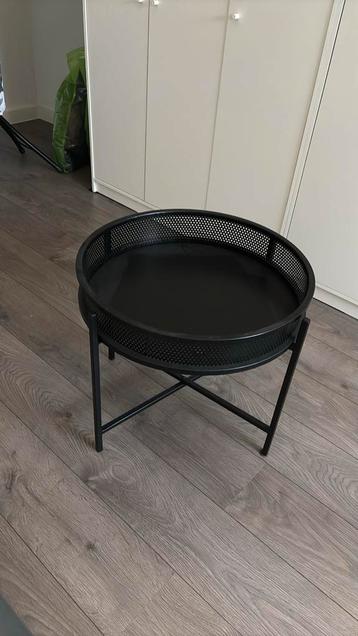 Bijzettafel beschikbaar voor biedingen