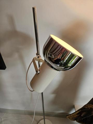 Vintage chromen witte vloerlamp  beschikbaar voor biedingen