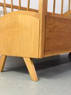 Vintage ledikant jaren 50/60 hout baby bed, Ophalen, Gebruikt, Lattenbodem, Minder dan 140 cm
