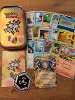 magnetron tin gevuld met Pokémon kaarten, Hobby en Vrije tijd, Verzamelkaartspellen | Pokémon, Ophalen of Verzenden, Zo goed als nieuw