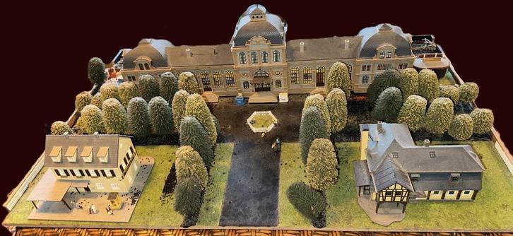 Station Baden-Baden diorama H0 Modeltrein plm 90cm x 60cm#v#, Hobby en Vrije tijd, Modelbouw | Figuren en Diorama's, Gebruikt