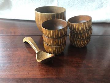 Vintage pindaset houten pindaset beschikbaar voor biedingen