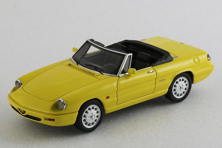 Alfa Romeo Spider serie 4 1990 open geel  1:43, Milena rose., Hobby en Vrije tijd, Modelauto's | 1:43, Nieuw, Auto, Overige merken