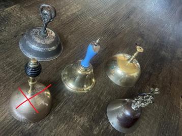 Lot van vier bronzen tafelbelletjes beschikbaar voor biedingen