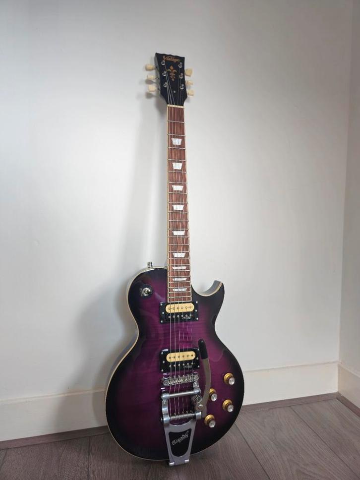 Vintage V100 Purpleburst met Bigsby, Muziek en Instrumenten, Snaarinstrumenten | Gitaren | Elektrisch, Zo goed als nieuw, Solid body