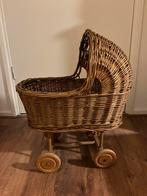 Rotan poppenwagen poppenwieg op wielen hout vintage, Kinderen en Baby's, Speelgoed | Poppen, Ophalen, Zo goed als nieuw, Babypop