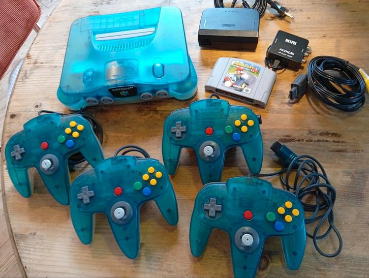 Unieke Nintendo 64 Cool Blue Set met 4 orginele controllers, Spelcomputers en Games, Spelcomputers | Nintendo 64, Zo goed als nieuw