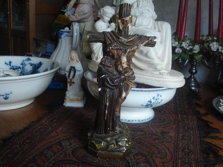 brocant beeld van Franciscus met christus aan het kruis, Antiek en Kunst, Antiek | Religie, Ophalen of Verzenden