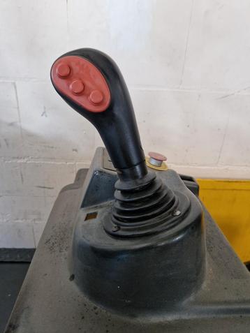 Joystick heftruck / Albright startrelais / heftruck banden 
 beschikbaar voor biedingen
