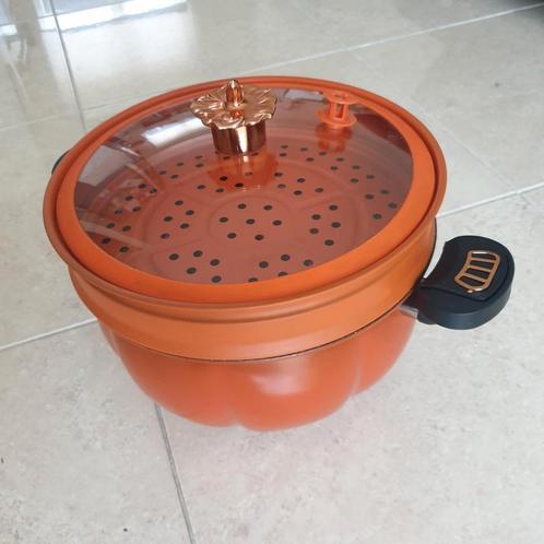 Mooie kookpan in pompoenstijl met  stoomgaatjes en deksel, Huis en Inrichting, Keuken | Tupperware, Zo goed als nieuw, Oranje
