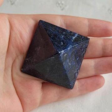 Sodaliet piramide edelsteen natuursteen beschikbaar voor biedingen