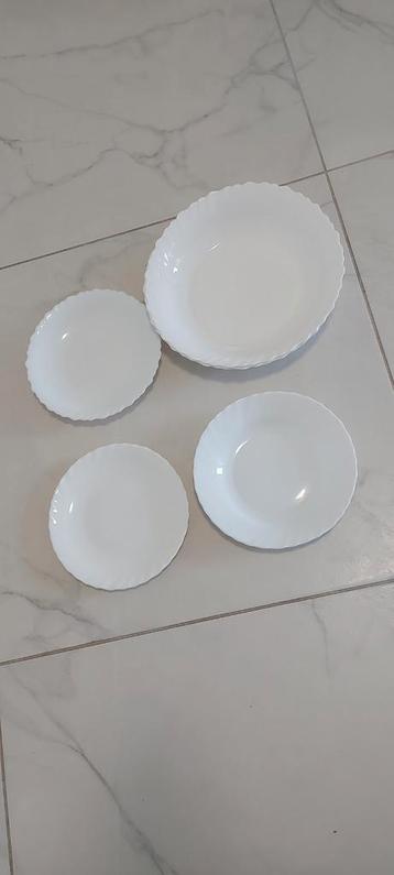 Witte Porseleinen Borden Set -  35 stuk beschikbaar voor biedingen