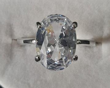 Mooie nieuwe dames ring verzilverd met mooie steen beschikbaar voor biedingen