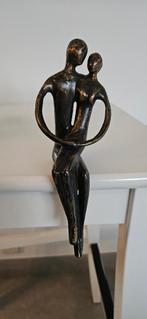 Bronzen beeldje van zittend stel, Verzamelen, Beelden en Beeldjes, Ophalen, Zo goed als nieuw, Mens