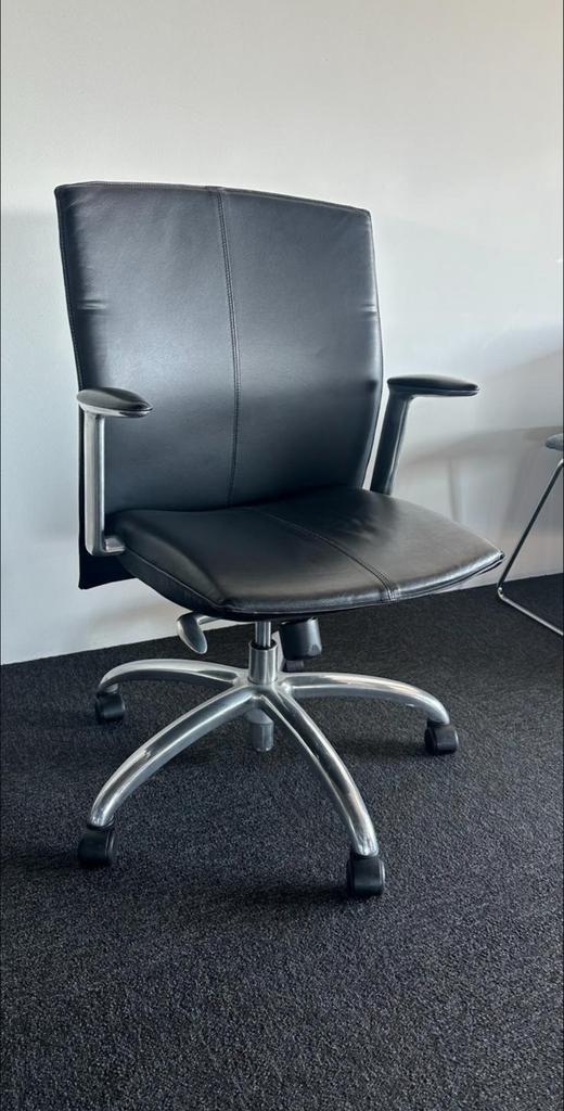 Artifort Lederen bureau/ vergaderstoel, Huis en Inrichting, Bureaustoelen, Gebruikt, Bureaustoel, Zwart, Ophalen