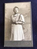 CDV, Vrouw, Atelier Uges, Groningen, Carte de Visite, Ophalen of Verzenden, Voor 1940, Gebruikt, Foto