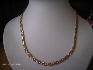 Een mooie Smalle Goudkleurige ketting beschikbaar voor biedingen