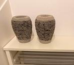Twee mooie betonnen vazen met steentjes er tegen aan, Huis en Inrichting, Woonaccessoires | Vazen, Ophalen, Steen, Gebruikt, Overige kleuren