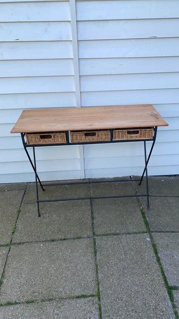 Sidetable metaal frame houten blad rieten mandjes kwaliteit  beschikbaar voor biedingen