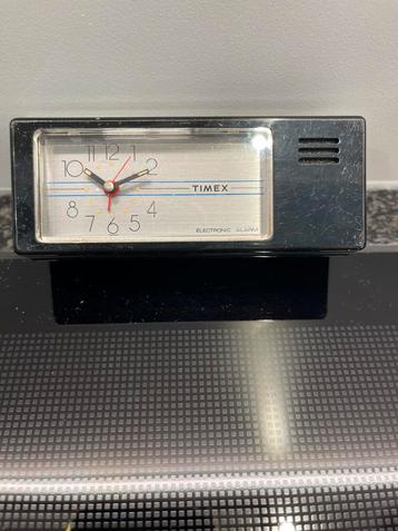 Een Vintage miniatuur Timex Electronic Alarm klok reismodel beschikbaar voor biedingen