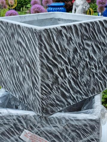    2 prachtige bloembakken
Polystone topmerk Ma-aM
 beschikbaar voor biedingen