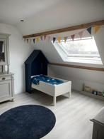 Peuterbed met huisje-ombouw, Kinderen en Baby's, Kinderkamer | Bedden, 70 tot 85 cm, Ophalen of Verzenden, Zo goed als nieuw, Lattenbodem