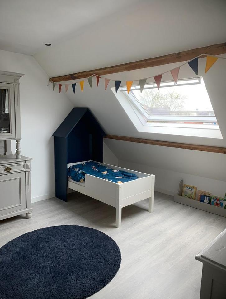 Peuterbed met huisje-ombouw, Kinderen en Baby's, Kinderkamer | Bedden, Zo goed als nieuw, Minder dan 140 cm, 70 tot 85 cm, Lattenbodem