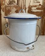 Oud wit emaille luieremmertje met deksel en blauwe bies, Antiek en Kunst, Curiosa en Brocante, Ophalen of Verzenden