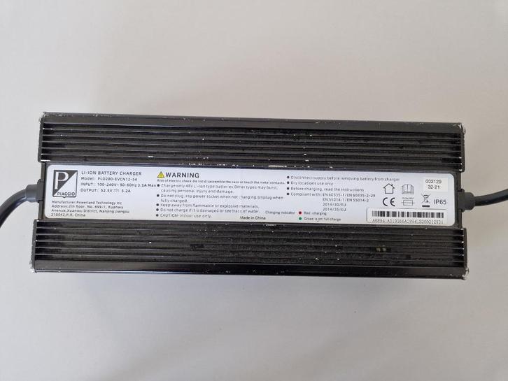 Oplader piaggio 1 one , normale lader 52.5v & 5.2A 1A022742, Motoren, Tuning en Styling, Ophalen