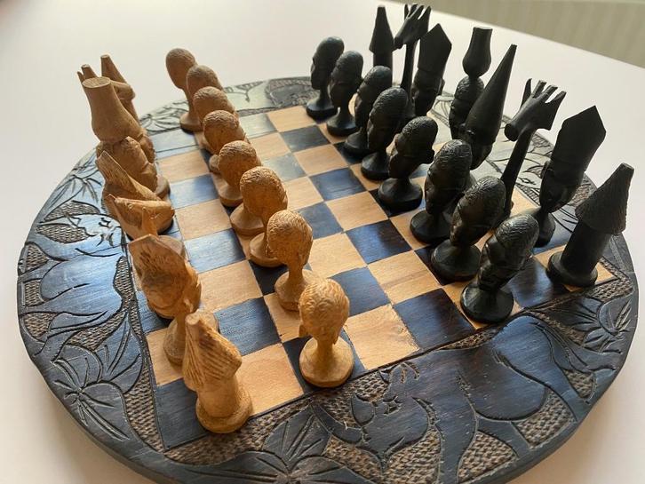 Bijzonder schaakbord gemaakt in Tanzania, Hobby en Vrije tijd, Gezelschapsspellen | Bordspellen, Zo goed als nieuw, Een of twee spelers
