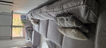 Lichtgrijze loungebank 2 jaar oud/ nieuwprijs was €2900 beschikbaar voor biedingen