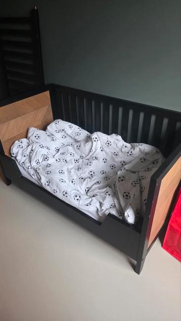 Ombouwbaar peuterbed zwart-hout met hek beschikbaar voor biedingen