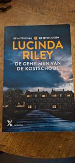 Lucinda Riley - De geheimen van de kostschool, Boeken, Ophalen of Verzenden, Zo goed als nieuw, Lucinda Riley, Tv-bewerking