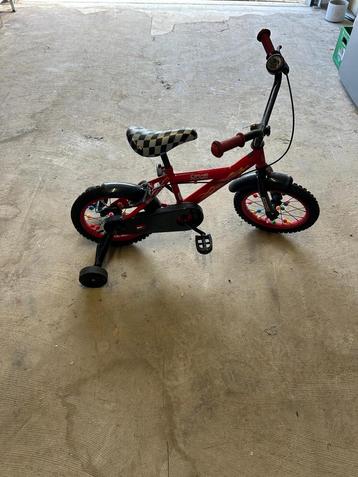 Leuke kinderfiets met zijwieltjes beschikbaar voor biedingen