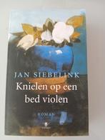 Jan Siebelink - Knielen op een bed violen ISBN 9789023427469, Jan Siebelink, Nieuw, Ophalen of Verzenden, Nederland