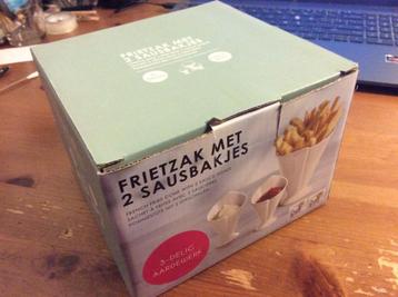 keramieken frietzak met 2 sausbakjes set. Nieuw beschikbaar voor biedingen