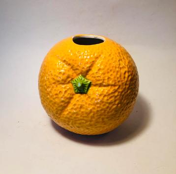 Leuk vaasje in de vorm van een sinaasappel beschikbaar voor biedingen