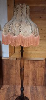 Oude  lamp met retro lampenkap, Ophalen