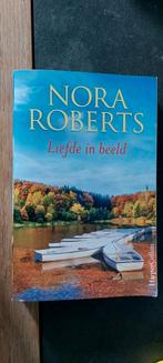 Nora Roberts - Liefde in Beeld. Bevat de romans 'Spel van ui, Ophalen of Verzenden, Zo goed als nieuw, Nederland, Nora Roberts