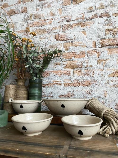 Set van 4 aardewerken schalen door pottenbakker gemaakt, Huis en Inrichting, Woonaccessoires | Schalen en Manden, Zo goed als nieuw