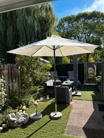 Parasol beige beschikbaar voor biedingen