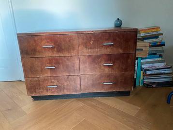 Notenhouten antiek kastje, prachtig design beschikbaar voor biedingen