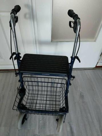 Gebruikte goedrijdende stevige blauwe rollator met mandje. beschikbaar voor biedingen