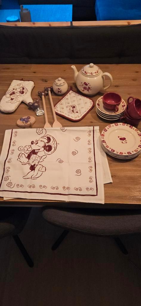 Compleet Disney Servies, Huis en Inrichting, Keuken | Servies, Zo goed als nieuw, Compleet servies, Overige stijlen, Aardewerk