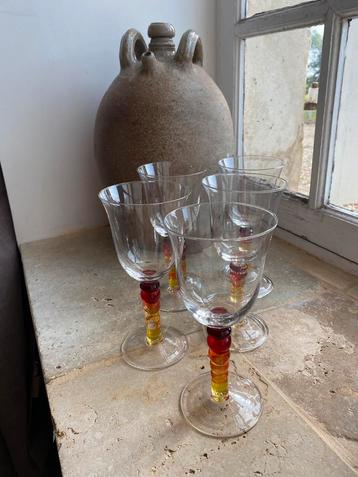 Brocante, vintage hoge wijnglazen met gekleurde steel beschikbaar voor biedingen