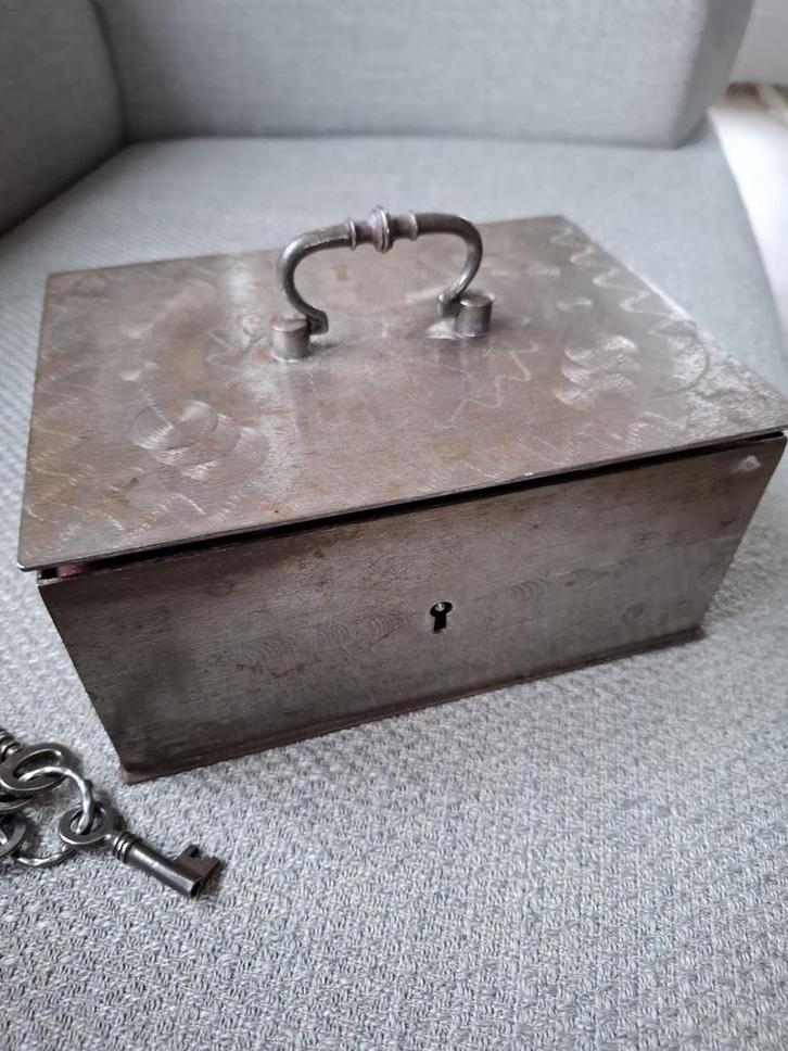 Oud metalen geldkistje Beaumont 1920-1949, Antiek en Kunst, Antiek | Overige Antiek, Ophalen